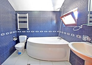 Standard Triple Room | Bilik Mandi | Pengering rambut, selipar, tuala disediakan, sabun 