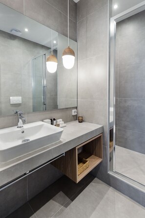 Apartment, 1 Bedroom (B) | Bathroom | Shower, free toiletries, hair dryer, towels