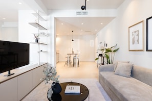 Apartment, 1 Bedroom (D) | Coin séjour | TV connectée de 43 pouces avec chaßnes par satellite, télévision