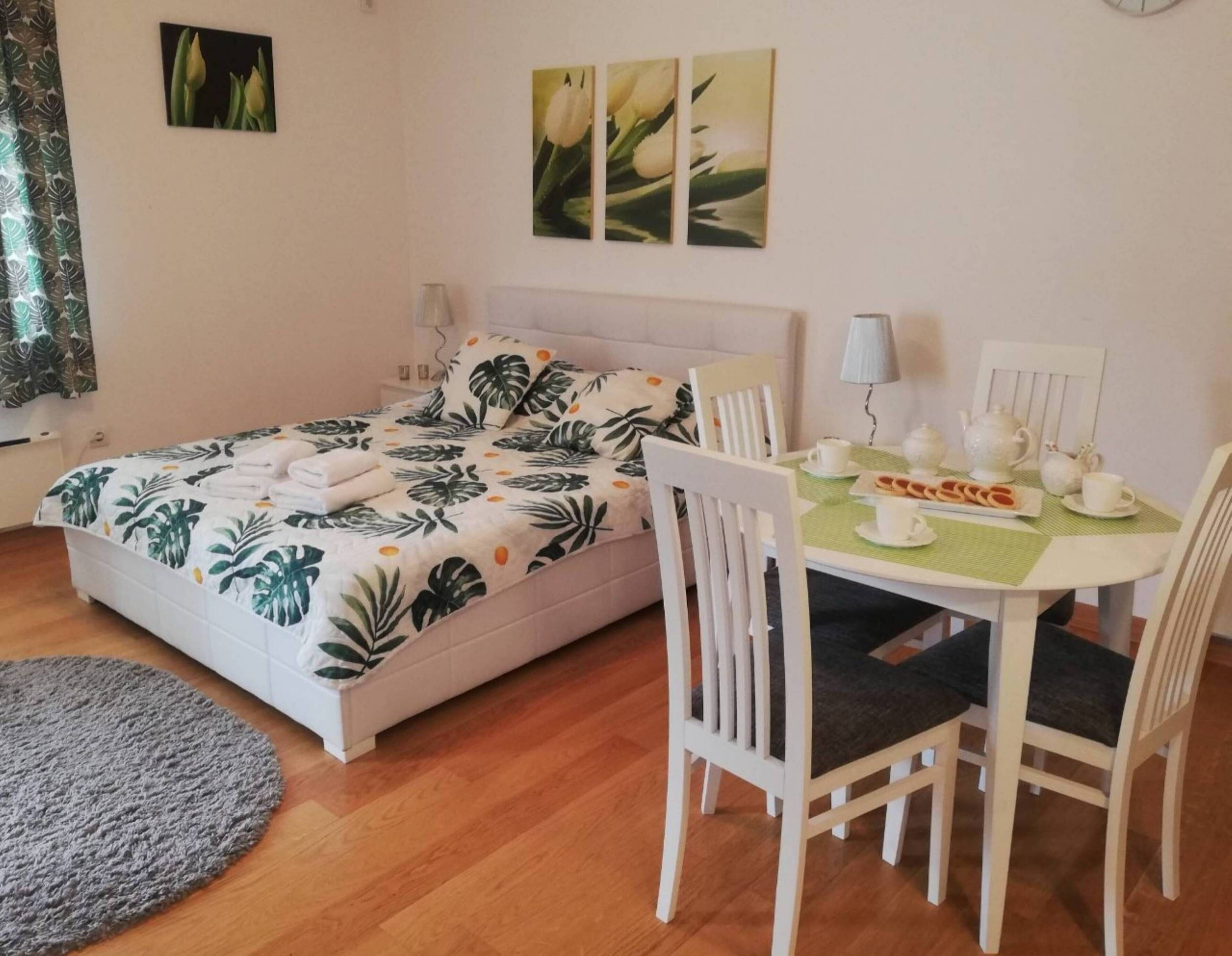 Studio | Living area | Flat-screen TV