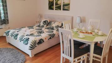 Studio | Living area | Flat-screen TV