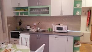 Studio | Eget kök | Kylskåp, spishäll, vattenkokare och grytor/köksredskap