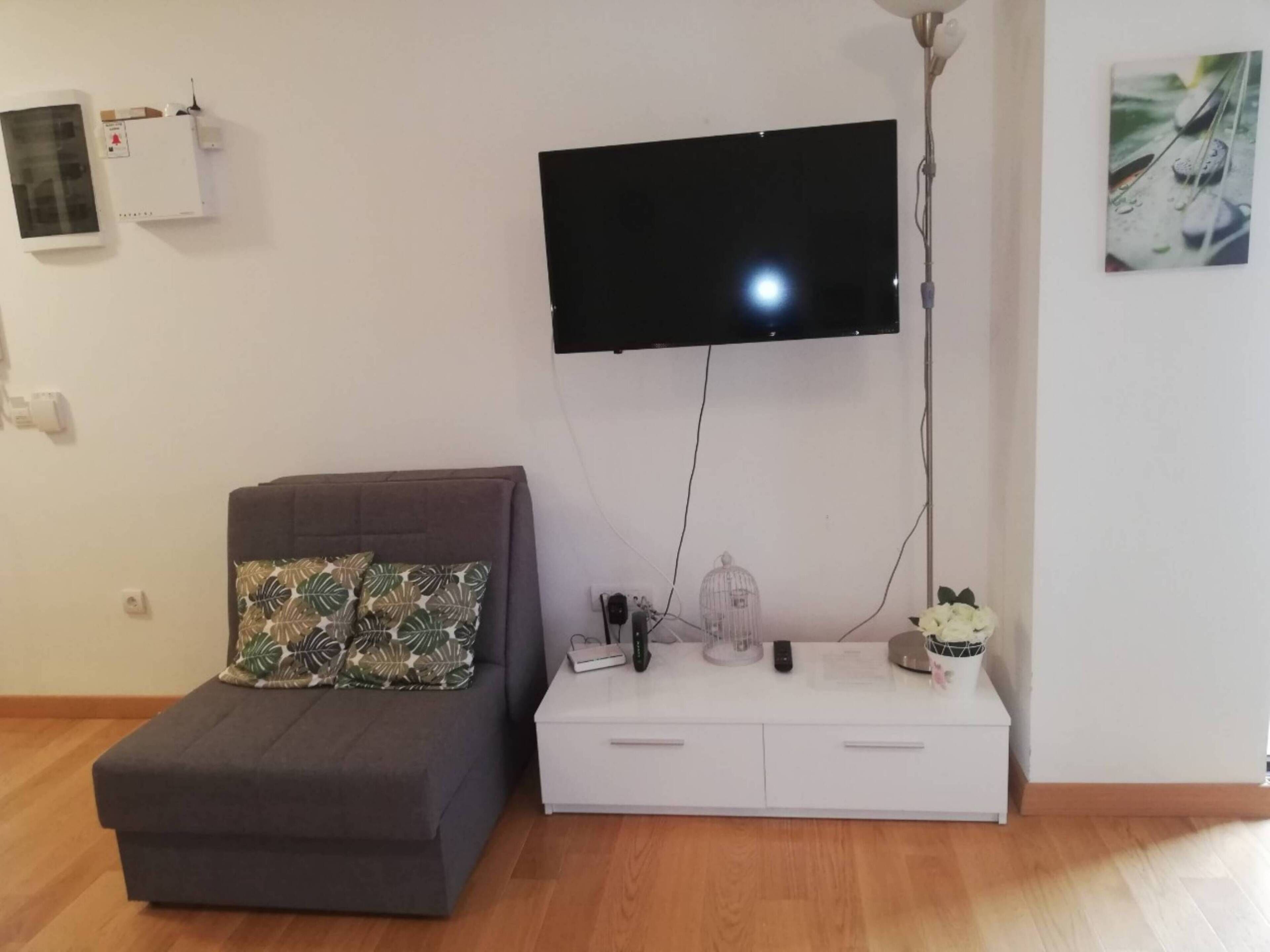 Studio | Living area | Flat-screen TV
