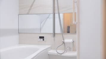 Ensemble douche/baignoire, sèche-cheveux, chaussons, serviettes fournies