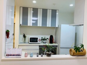 Réfrigérateur, micro-ondes, plaque de cuisson, cafetière/bouilloire