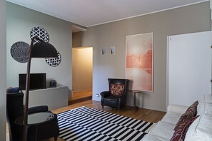 Appartement, 3 chambres | Coin séjour | Télévision à écran plat, cheminée