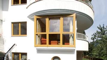 Een seizoensgebonden buitenzwembad en parasols bij het zwembad