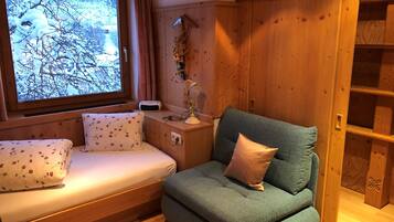 Chambre Simple (Private External Bathroom) | Coffres-forts dans les chambres, bureau, Wi-Fi gratuit, draps fournis