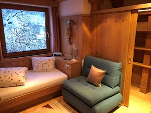 Habitación individual (Private External Bathroom) | Caja fuerte, escritorio, wifi gratis y ropa de cama