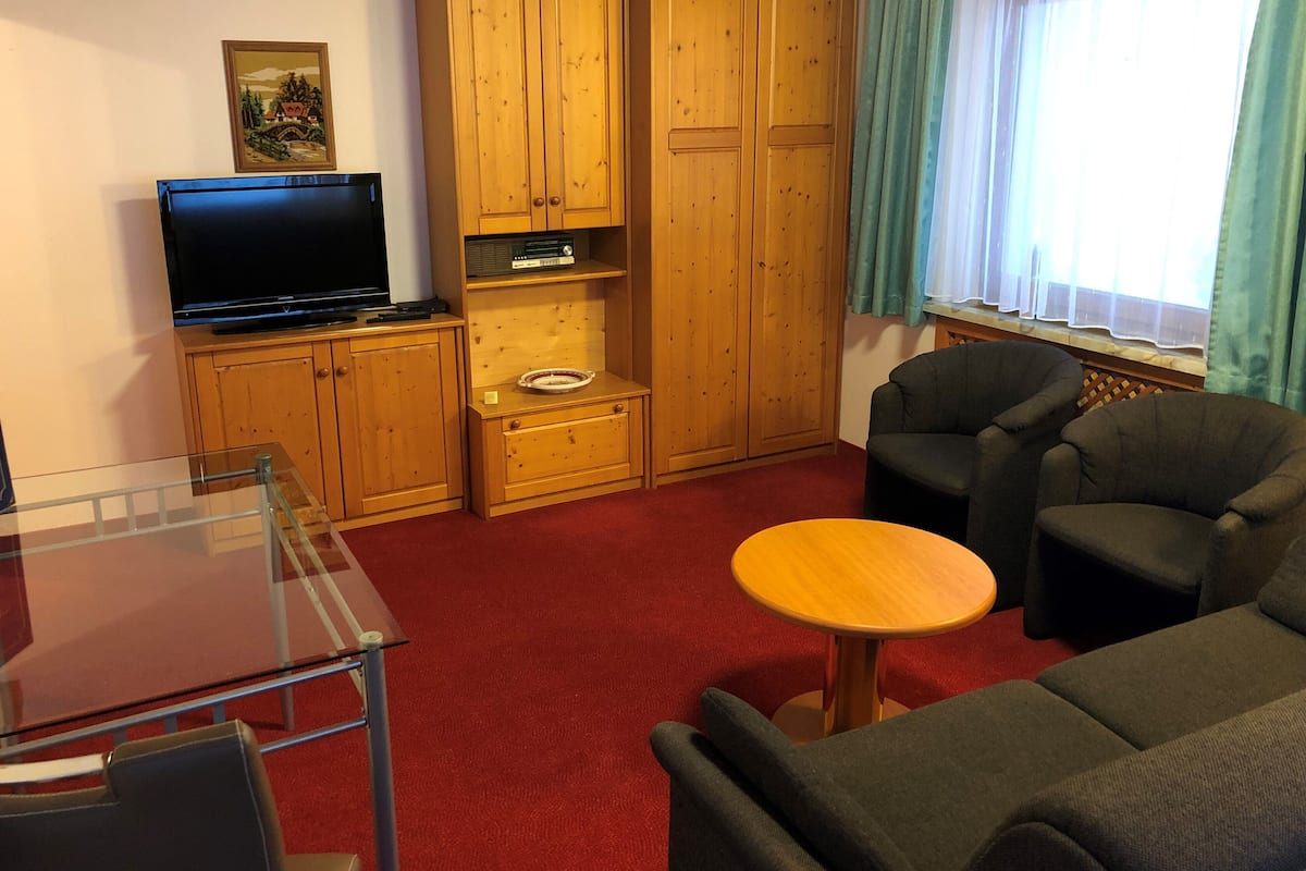 Apartment, 1 Schlafzimmer | Woonkamer | Een flatscreentelevisie