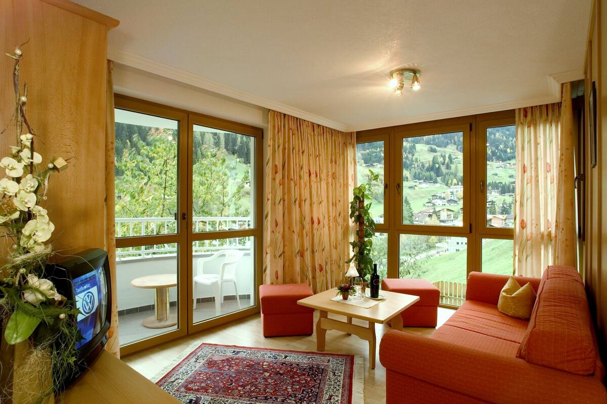 Comfort Suite | Living room | Flat-screen TV