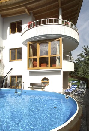 Seasonal outdoor pool, pool umbrellas, sun loungers - Hotel Garni Bergwelt (See)