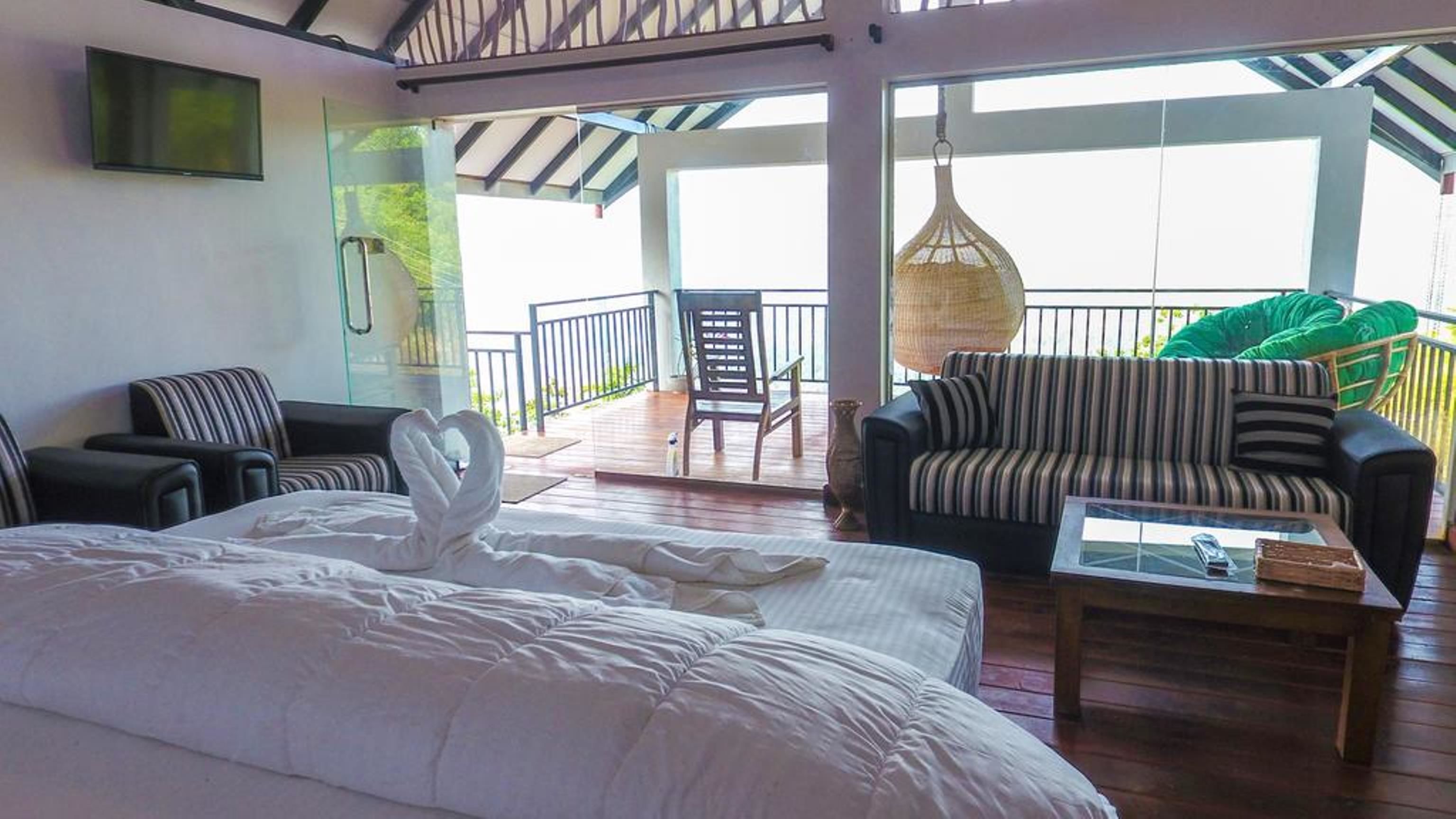 Desk, soundproofing, free WiFi