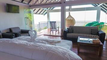 Desk, soundproofing, free WiFi