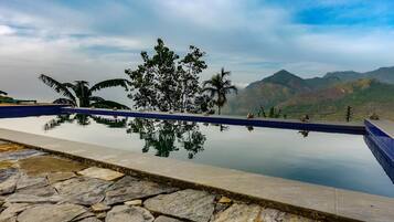 Kolam renang outdoor, dengan kursi berjemur