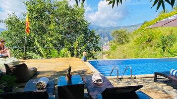 Außenpool, Liegestühle