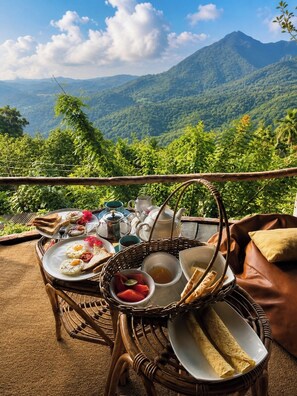 A breakfast setup with a view of a mountain range. - Awesome Place Hotel (Ballaketuwa)