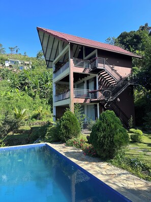 Vista frontal de la propiedad