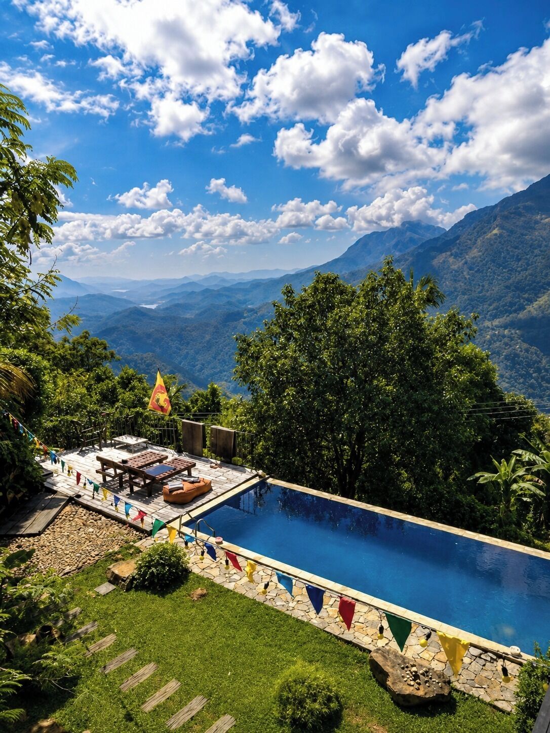 Piscine extérieure, chaises longues
