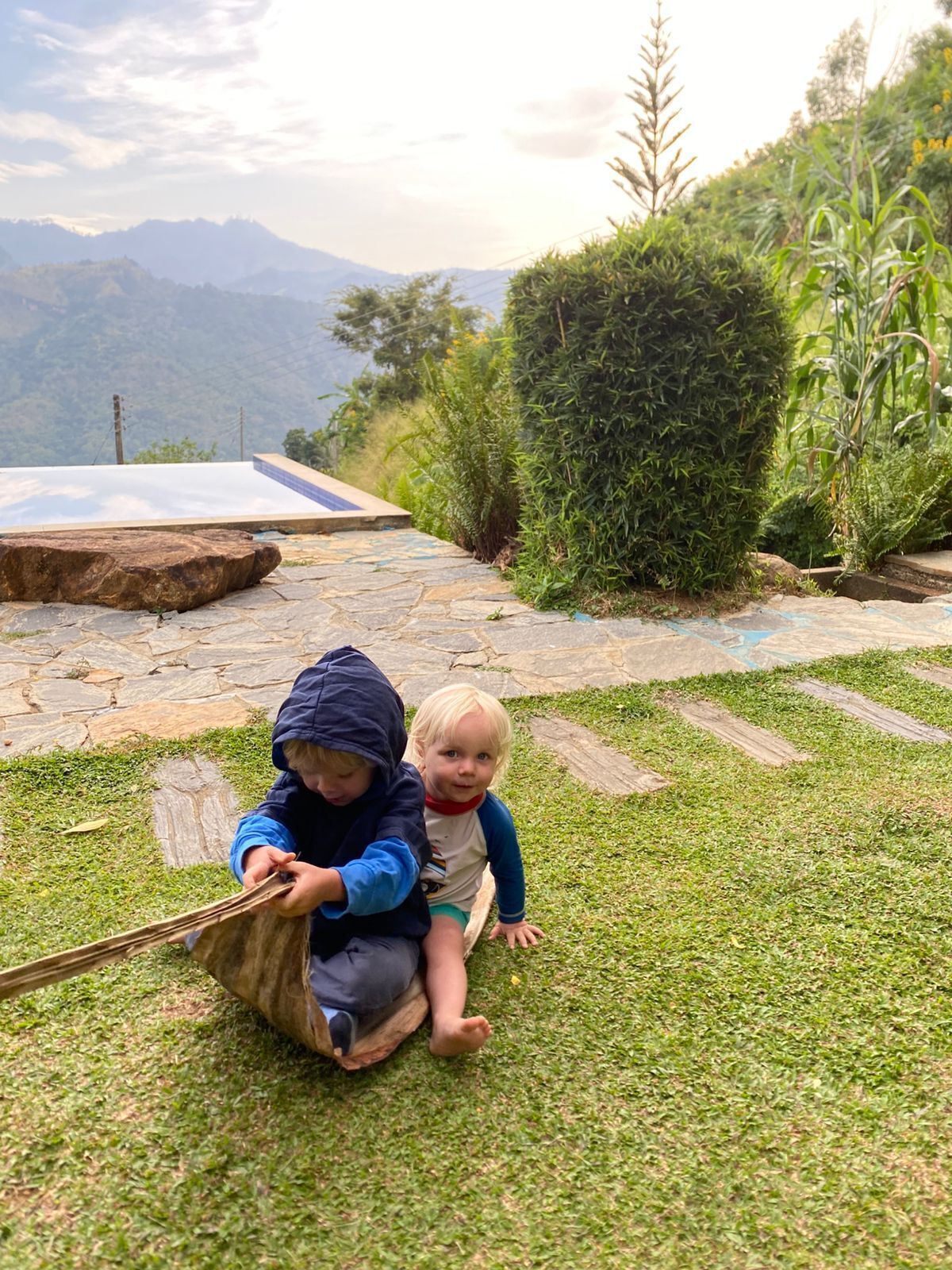 Kolam renang outdoor, dengan kursi berjemur