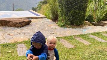 Kolam renang outdoor, dengan kursi berjemur