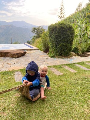 Kolam renang outdoor, dengan kursi berjemur