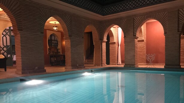 من حمّامات السباحة المغطاة، حمّام سباحة خارجي