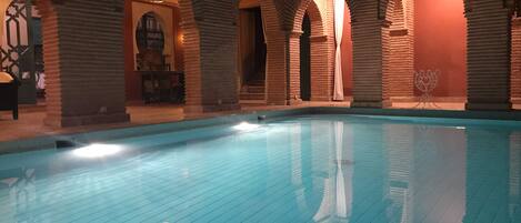 Alberca techada y alberca al aire libre