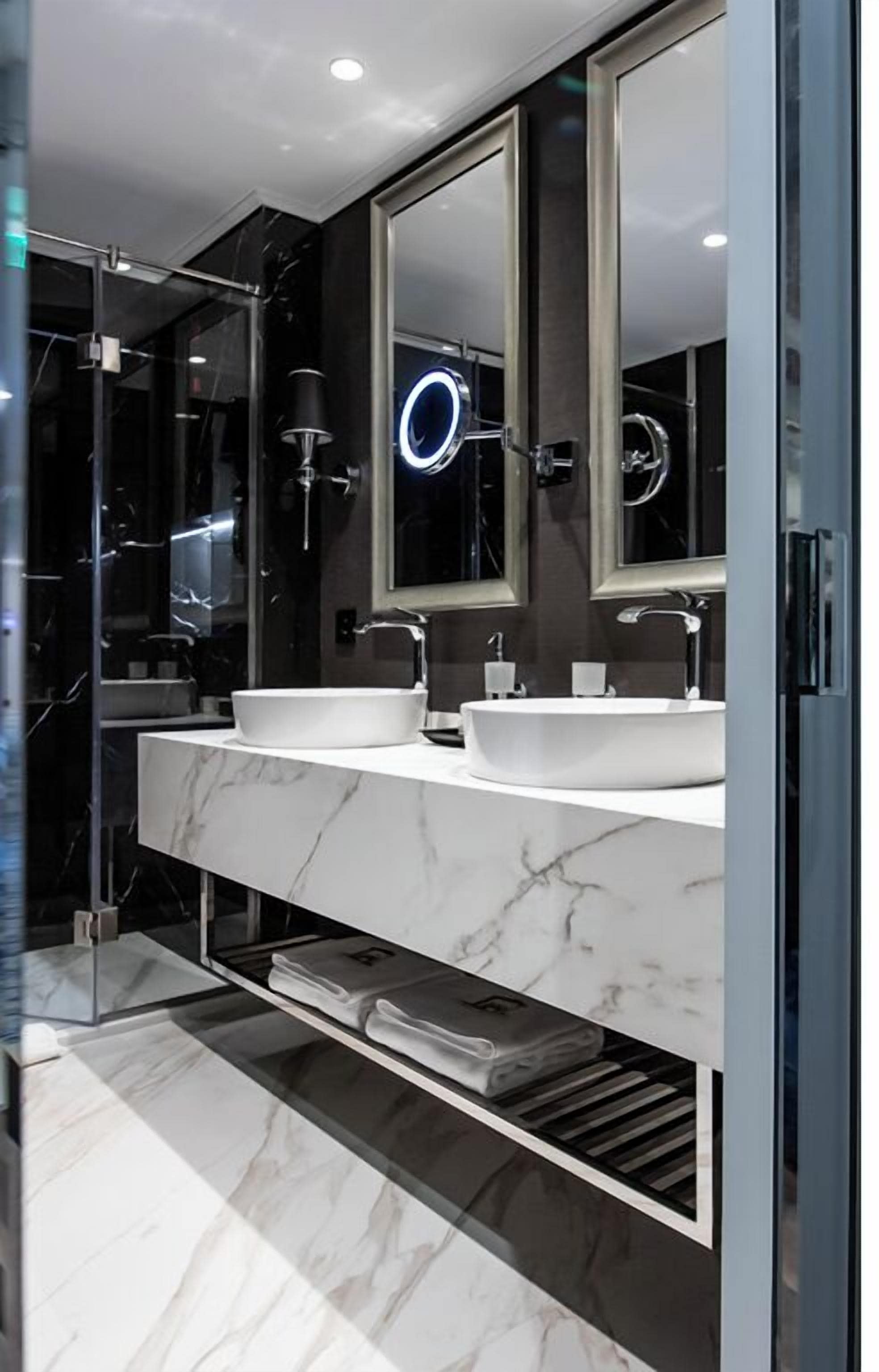 Quarto com design assinado | Banheiro | Produtos de toalete grátis, secador de cabelo, roupões de banho 