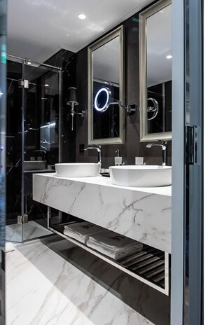 Signature-Zimmer | Badezimmer | Kostenlose Toilettenartikel, Haartrockner, Bademäntel, Hausschuhe