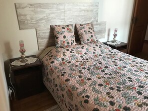 2 bedrooms, iron/ironing board, free WiFi, bed sheets - CASA RUSTICA DA SOUROPIRES (souropires)