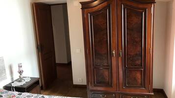 2 slaapkamers, een strijkplank/strijkijzer, gratis wifi, beddengoed