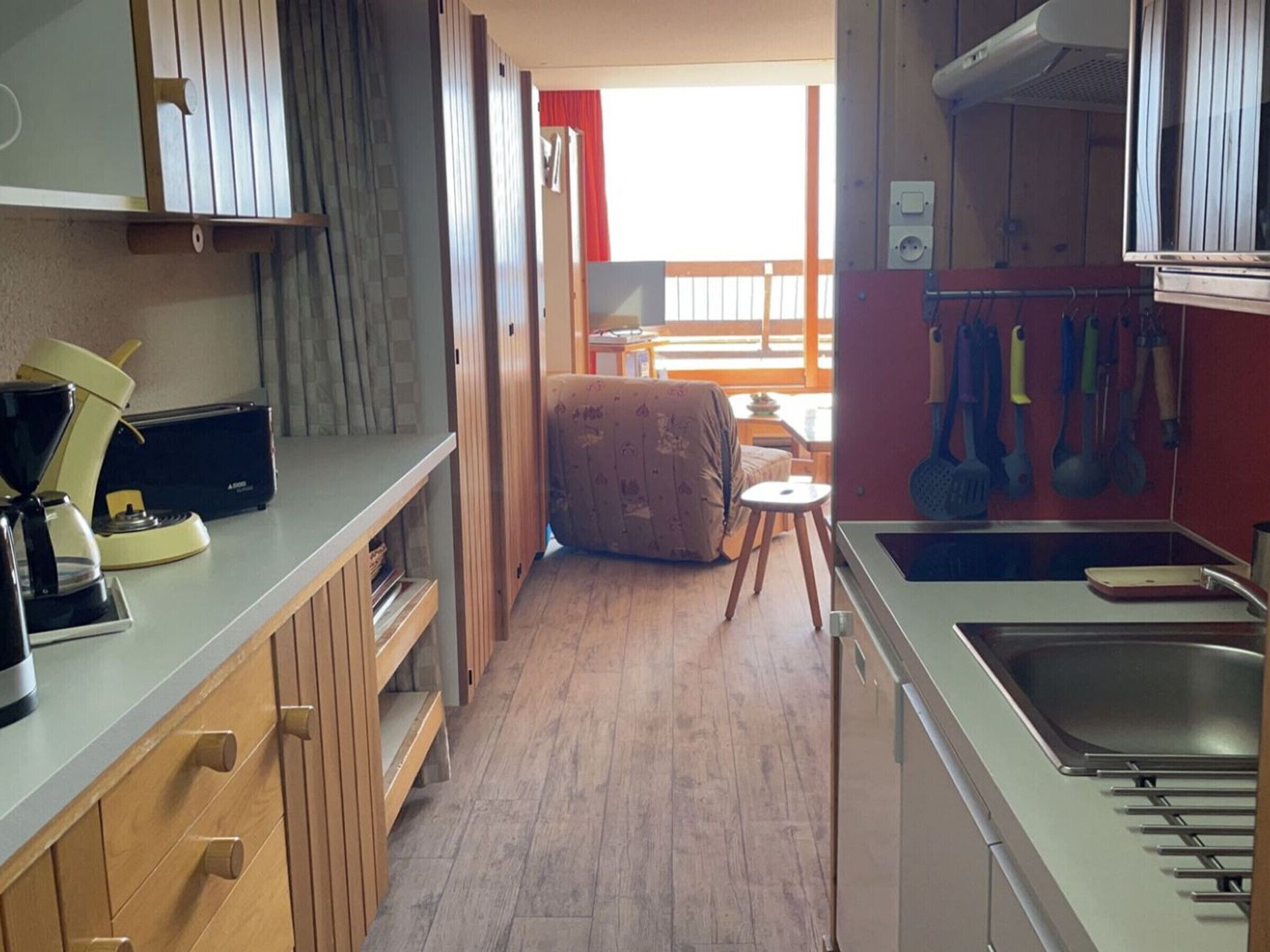 Kaffe- och tebryggare, kylskåp, mikrovågsugn och ugn