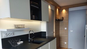 Coffee/tea maker, fridge, microwave, stovetop