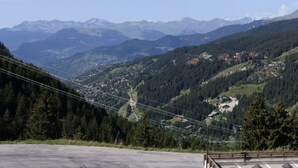 A mountainous landscape with a ski resort. - 2-room apartment, ski-in/ski-out, pets allowed (Méribel)