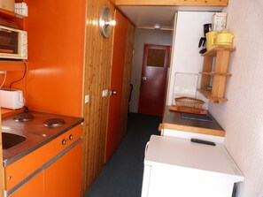 Kylskåp, mikrovågsugn, ugn och kaffe- och tebryggare