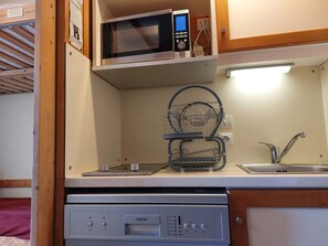 Kühlschrank, Mikrowelle, Ofen, Geschirrspüler