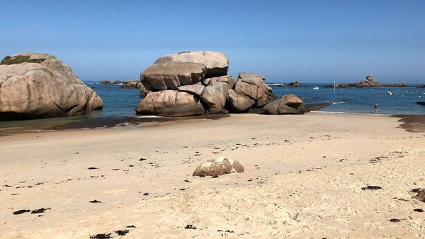 A beach with large boulders and clear blue water. - 2-bedroom sea view apartment in Trégastel with parking (Trégastel)