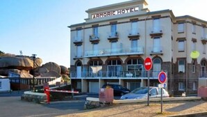 A hotel with a sign reading "AEMORIC HOTEL" and a no parking sign. - 2-bedroom sea view apartment in Trégastel with parking (Trégastel)