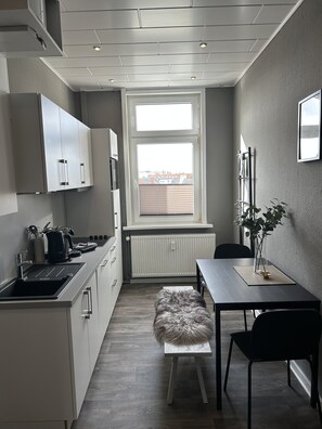 Réfrigérateur, micro-ondes, four, plaque de cuisson