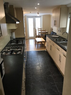 冷蔵庫、電子レンジ、オーブン、コンロ