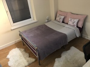 アイロン / アイロン台、WiFi (無料)、ベッドシーツ