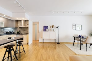 Apartment, 1 Schlafzimmer, Stadtblick | Wohnbereich | 43-Zoll-Smart-TV mit Satellitenempfang, Fernseher, Netflix