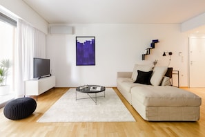Apartamento, 1 quarto, vista para a cidade | Sala de estar | Smart TV 43 polegadas com canais via satélite, TV, Netflix