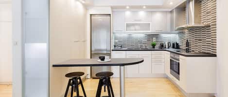 Appartement, 1 slaapkamer, uitzicht op stad | Privékeuken | Een koelkast/vriezer, een oven, een kookplaat, een vaatwasser