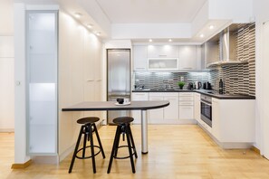 Apartamento, 1 quarto, vista para a cidade | Cozinha privada | Geladeira grande, fogão, cooktop, lava-louças