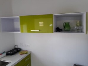 冷蔵庫、電子レンジ、オーブン、コンロ