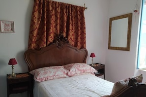 1 slaapkamer, een strijkplank/strijkijzer, wifi, beddengoed