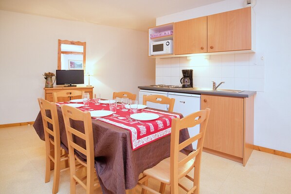 Frigorifero, microonde, piano cottura, lavastoviglie