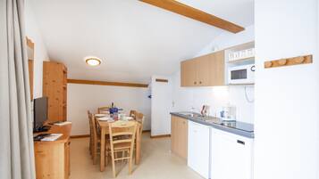 Frigorífico, microondas, placa de cocina y lavavajillas